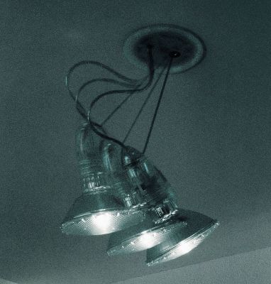 Spock Deckenleuchte von Ingo Maurer: Moderne Hängelampe mit drei Strahlern und Kabeln.